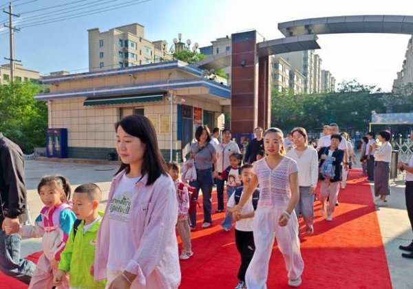 杨帆配资 开学第一天热翻天，皋兰校园花式迎新，孩子笑脸藏不住
