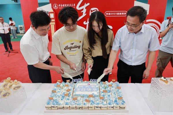 蔚莱策略 连续6年！新生生日会成了开学迎新风景