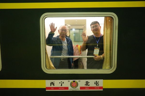 北京科汇配资 高原进疆旅游列车拉近青藏高原与西域大地的时空距离