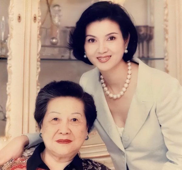 乐牛配资 富婆谢玲玲自曝豪门潜规则，不需要做饭但要生孩子，每早都要敬茶